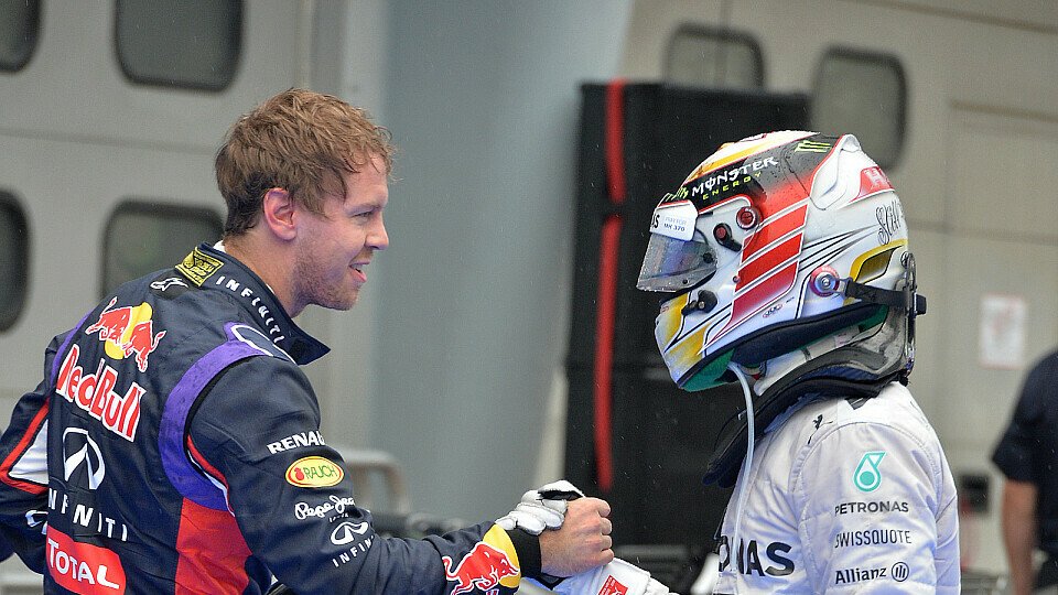 Helm ab, Shake hands: Sebastian Vettel ist zurück in der Spitze, Foto: Sutton