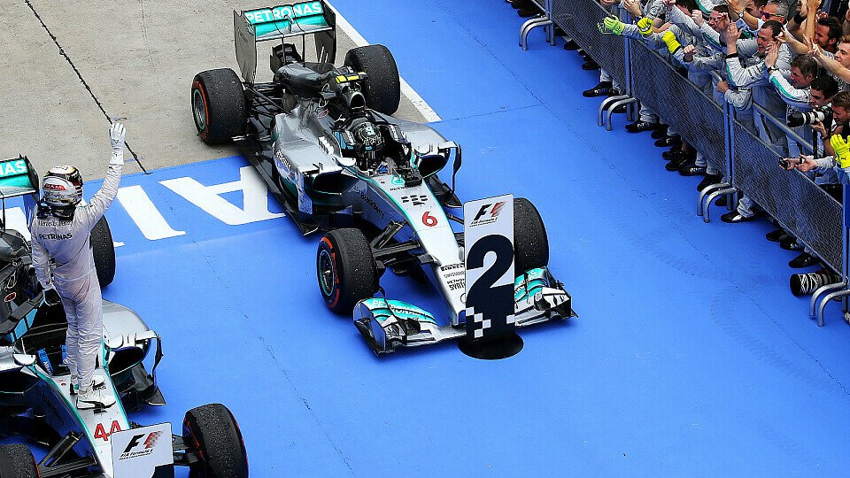 Spannendes Duell: Lewis Hamilton gegen Nico Rosberg, Foto: Sutton