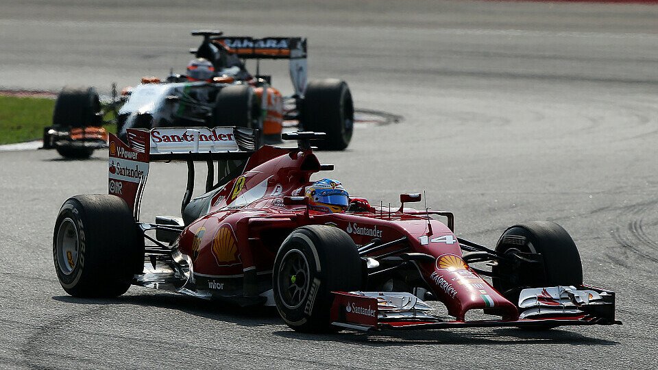 Fernando Alonso überholte Nico Hülkenberg in der Schlussphase des Rennens, Foto: Sutton