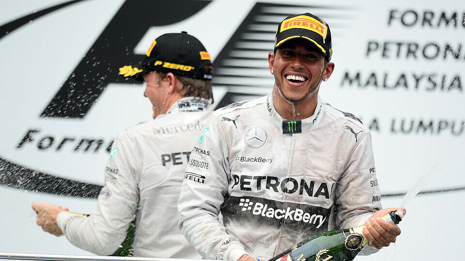 Dürfen sich Lewis Hamilton und Nico Rosberg auch 2015 auf die Abkühlung bei der Siegerehrung freuen?, Foto: Sutton