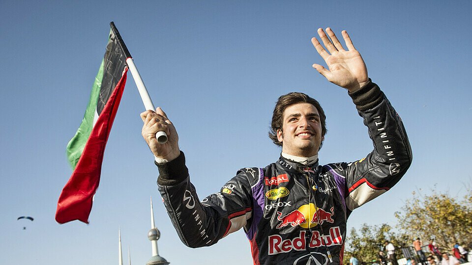 Carlos Sainz jr. hofft nach wie vor auf ein Stammcockpit für 2015, Foto: Red Bull Media