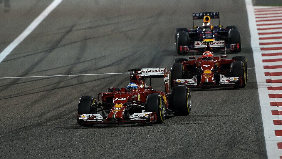Fernando Alonso hat Kimi Räikkönen bislang klar im Griff, Foto: Sutton