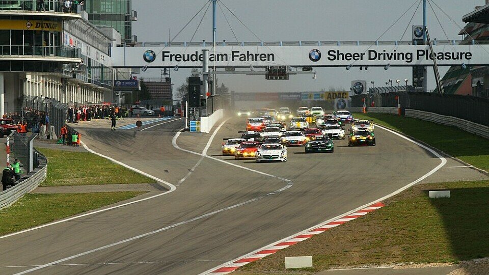 Der Start zum diesjährigen 24h-Qualifikationsrennen - mit Mercedes in Front, Foto: Patrick Funk