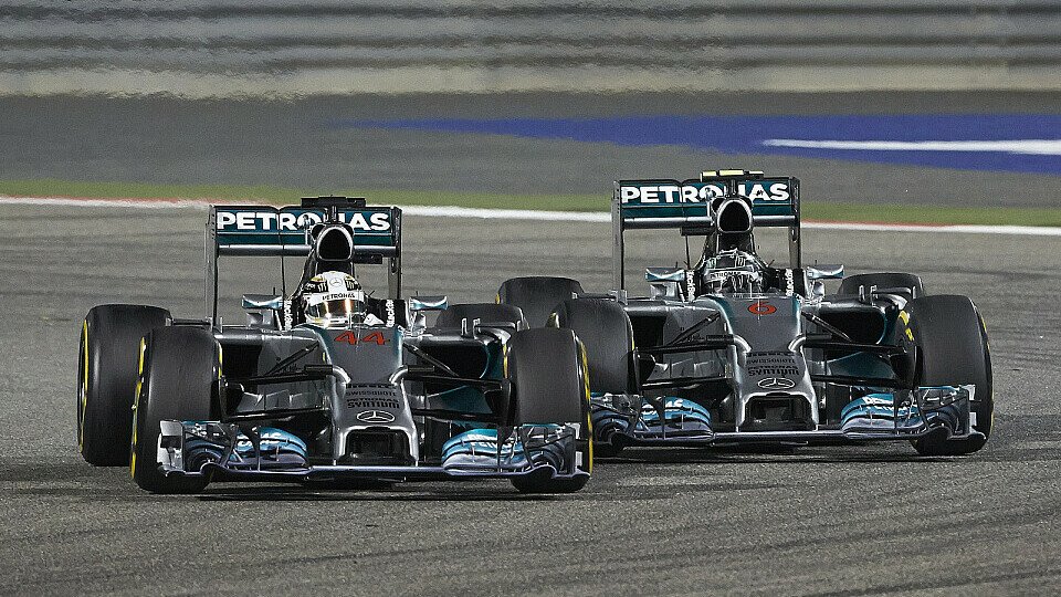 Lewis Hamilton und Nico Rosberg lieferten sich in Bahrain 2014 einen legendären Kampf um den Sieg, Foto: Mercedes AMG