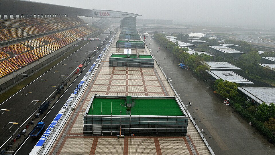 China begrüßt die Formel 1 mit Regen, Foto: Sutton