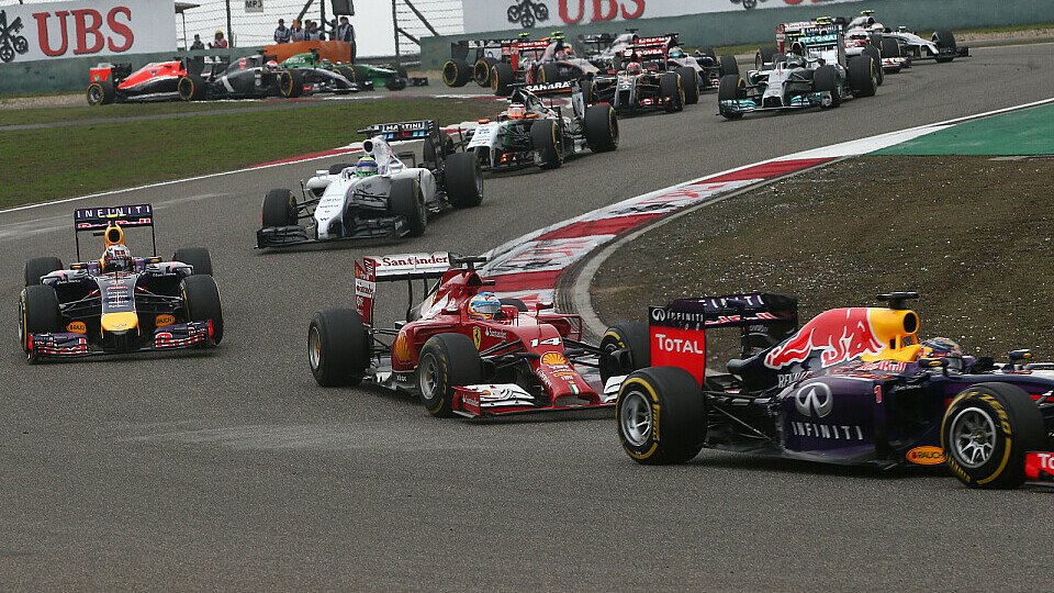 Ferrari und Red Bull vorbei an Williams, Foto: Sutton