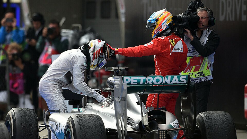 Streichelt sich Alonso hier seinen Weg zu den Silberpfeilen?, Foto: Sutton