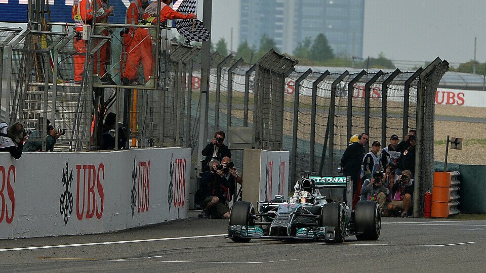 Zu früh geschwenkt: Lewis Hamilton wundert sich über die Zielflagge, Foto: Sutton