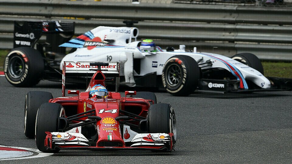 Alonso richtet seinen Blick nach hinten, Foto: Sutton