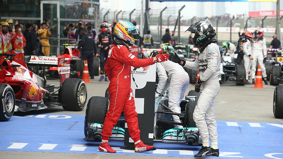 Alonso gibt Mercedes Rückendeckung, Foto: Sutton