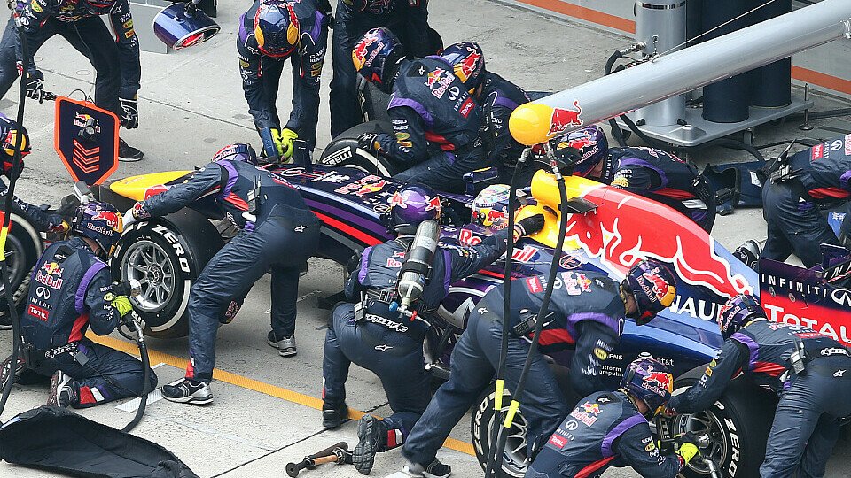 An der Box noch immer weltmeisterlich: Vettel und Red Bull, Foto: Sutton