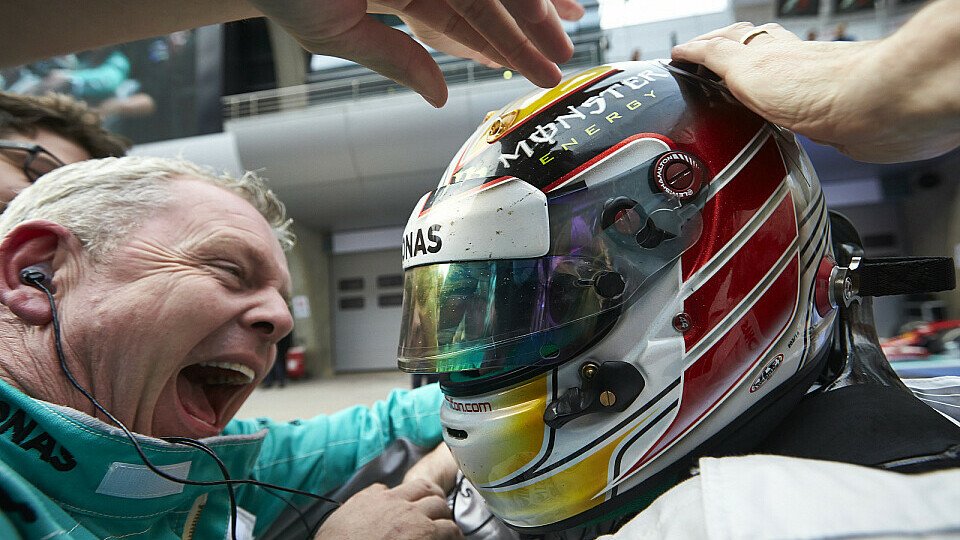 Auf die nächste Feier muss Lewis Hamilton noch ein wenig warten, Foto: Mercedes AMG