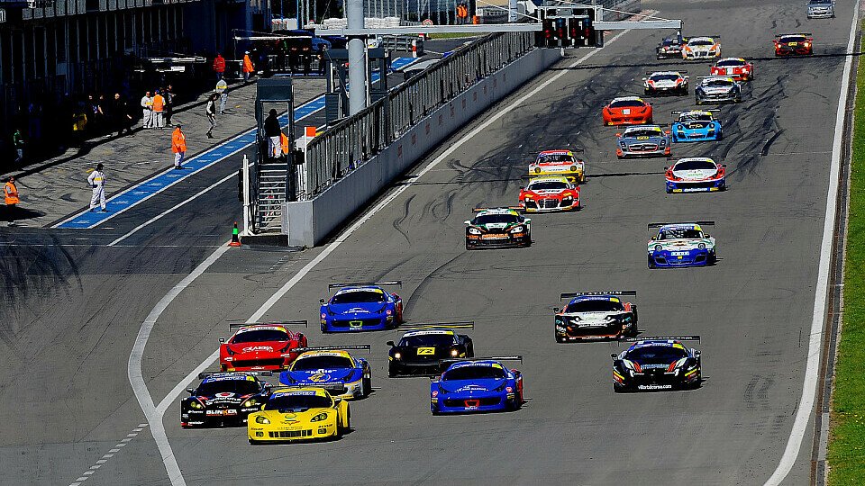 Der Start des GT-Open-Rennens am Samstag auf dem Nürburgring, Foto: FOTOSPEEDY