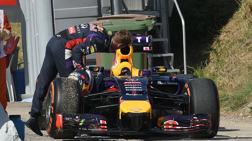 Ein gewohntes Bild in der Saison 2014: Vettels Bolide am Streckenrand, Foto: Sutton