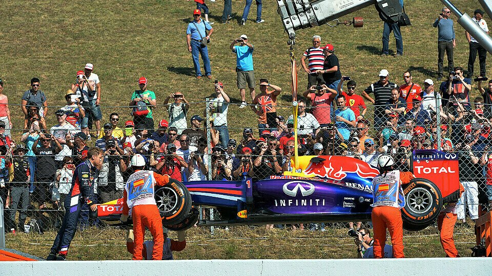 Der Defekt beschäftigt Sebastian Vettel auch noch im zweiten Training, Foto: Sutton