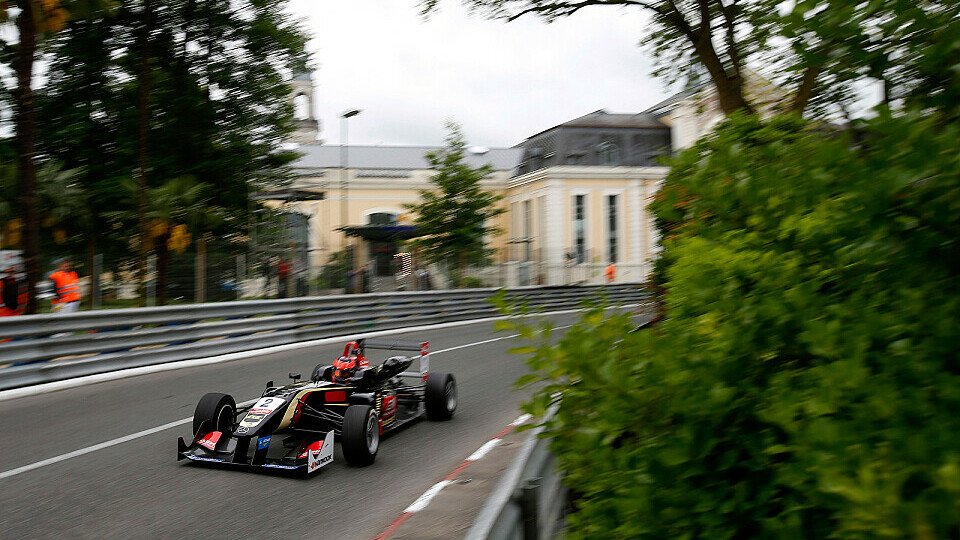 Esteban Ocon eroberte im Leitplankenkanal von Pau die Pole-Position, Foto: FIA F3