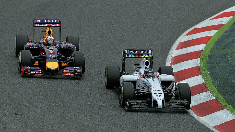 Williams setzt zum Überholmanöver gegen Red Bull an, Foto: Sutton