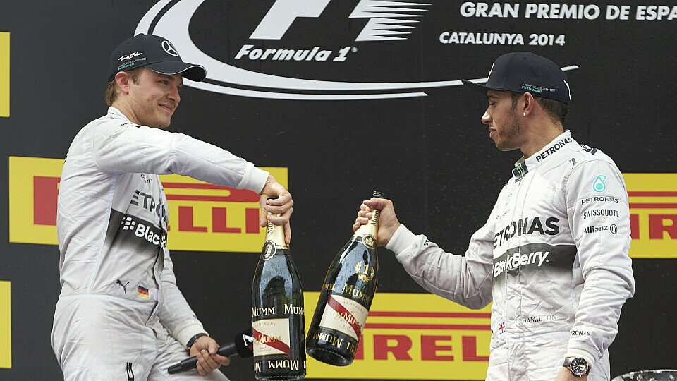 2014 ein gewohntes Bild: Nico Rosberg und Lewis Hamilton stoßen auf einen Doppelsieg an, Foto: Mercedes AMG