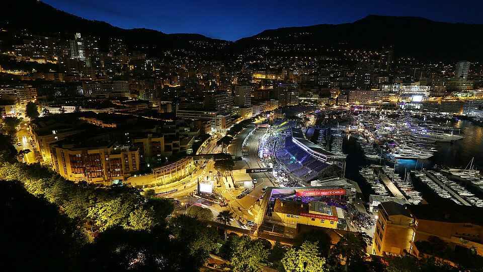 Der Hafen in Monaco leuchtet in der Dunkelheit, bevor am Sonntag der Grand Prix über die Bühne geht, Foto: Sutton