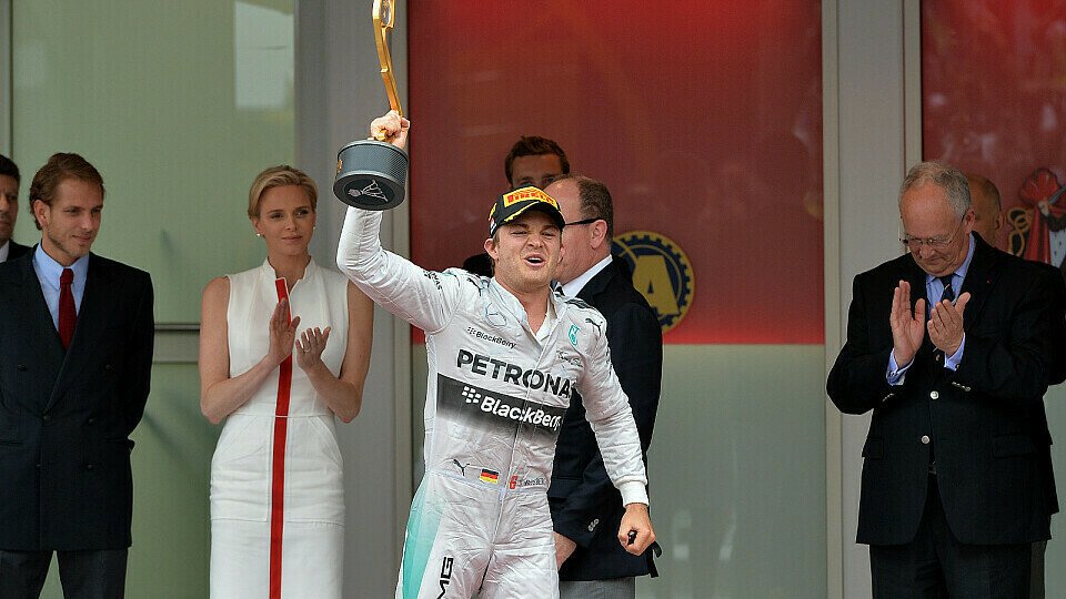 Nico Rosberg darf zum zweiten Mal in Folge den Siegerpokal in Monaco entgegennehmen, Foto: Sutton
