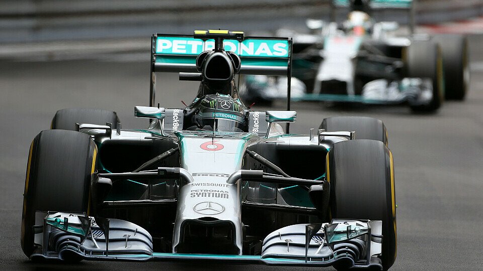 Lewis Hamilton war nicht nur im Rennen hinter Nico Rosberg, Foto: Sutton
