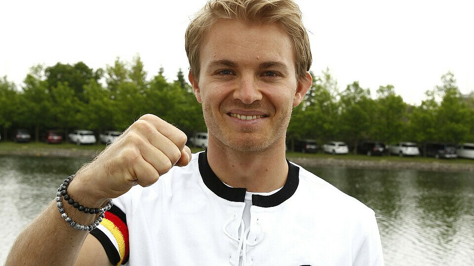 Nico Rosberg freut sich mit der DFB-Elf, Foto: Mercedes AMG