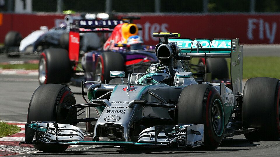 Nico Rosberg konnte sich nicht vor Daniel Ricciardo halten, Foto: Sutton