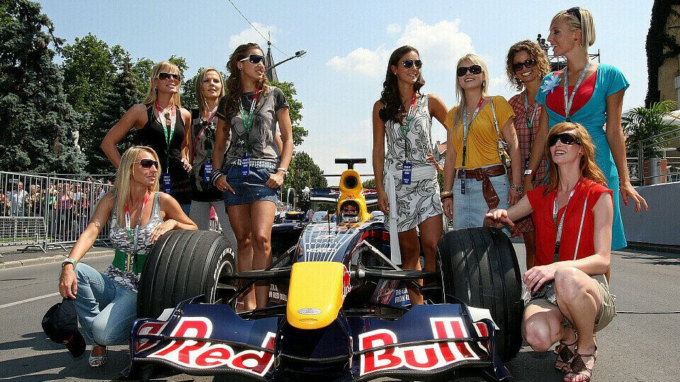 Heiße Schlitten, coole Mädels - passt zum Sommer, oder?, Foto: Red Bull Racing/GEPA