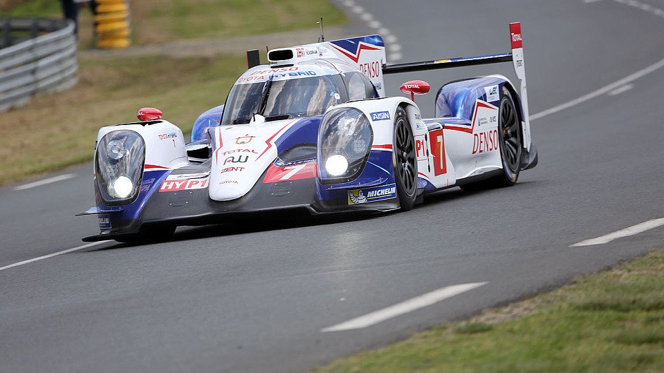 Der Toyota mit der Startnummer 7 holte sich die Pole von Porsche zurück, Foto: Speedpictures
