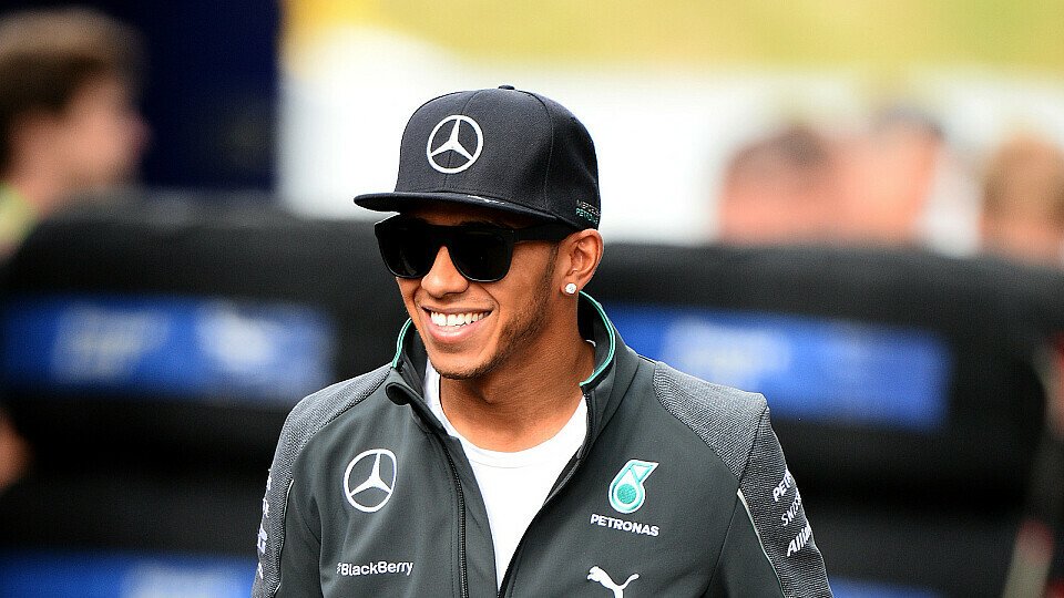 Lewis Hamilton strahlte nach seiner Bestzeit, Foto: Sutton