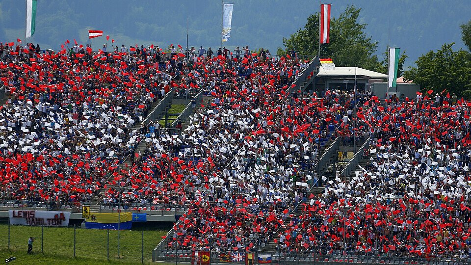 Die österreichischen Fans feierten die Rückkehr der Formel 1, Foto: Sutton