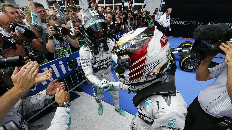 Gute Stimmung bei Mercedes nach dem Sieg in Österreich, Foto: Mercedes AMG