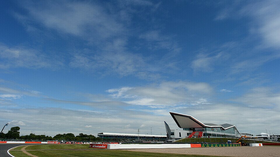 Silverstone wartet mit schönen Wetter auf, Foto: Sutton
