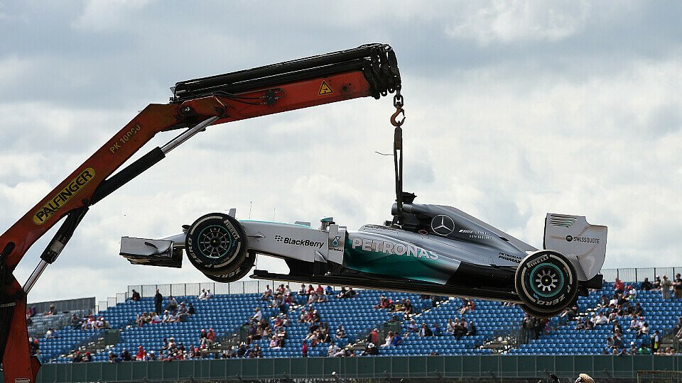 Ein Motorproblem stoppte Hamiltons Training, Foto: Sutton