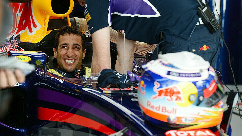 French Kiss mit dem Red Bull: Daniel Ricciardo macht auf Auto-Lover, Foto: Sutton