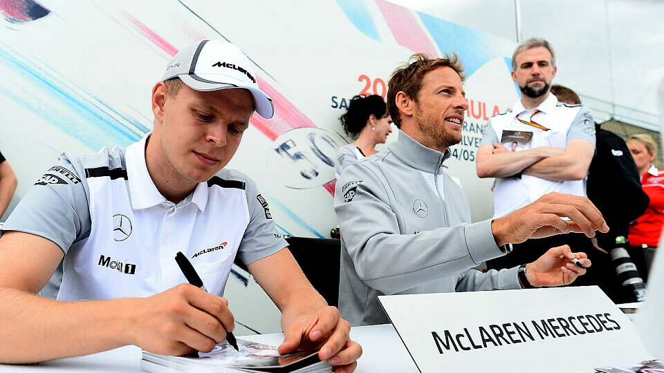 Button und Magnussen würden lieber auf einem neuen Vertrag statt auf Autogrammkarten unterschreiben, Foto: Sutton