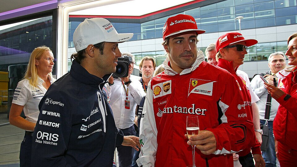 Felipe Massa glaubt, dass Fernando Alonso auch 2015 rot tragen wird, Foto: Sutton