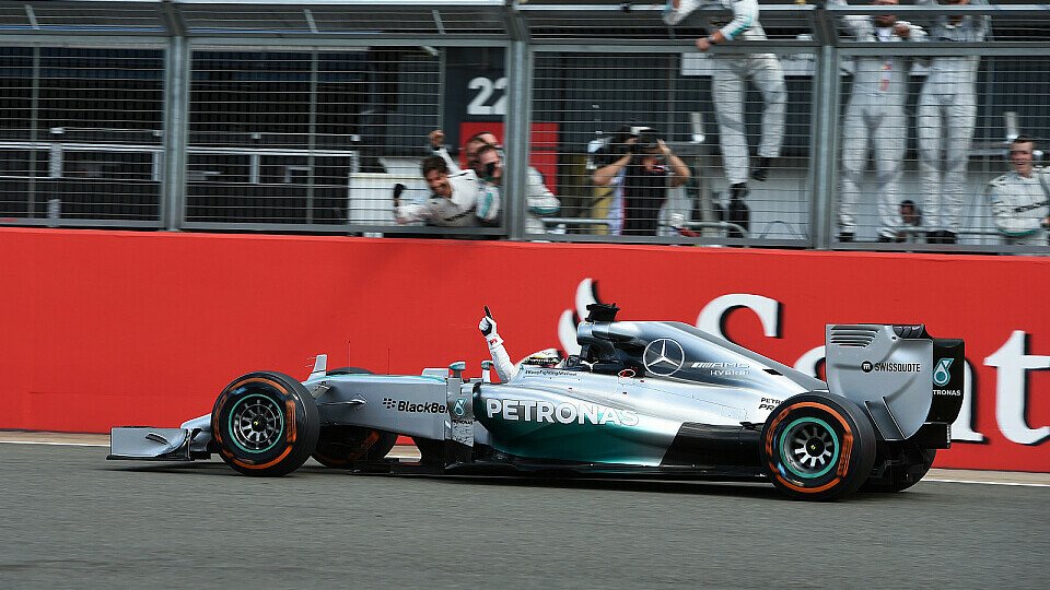 Lewis Hamilton feiert in Silverstone Saisonsieg Nummer 5, Foto: Sutton