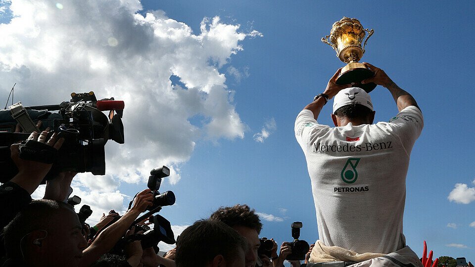 Diesen Pokal mag Lewis sehr!, Foto: Sutton
