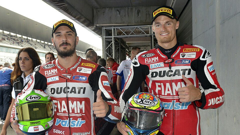 Davide Giugliano und Chaz Davies strahlten nach ihrem Podestplatz, Foto: Ducati