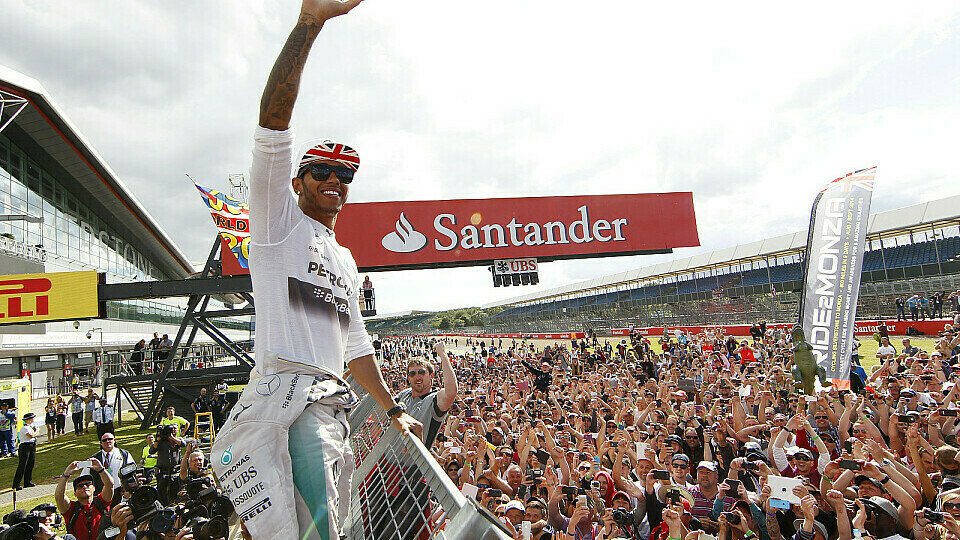Lewis Hamilton lässt sich von den britischen Fans ausgiebig feiern, Foto: Mercedes AMG