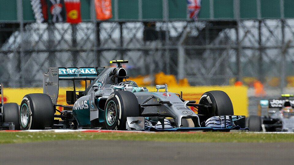 Nico Rosberg greift heute ins Lenkrad, Foto: Sutton