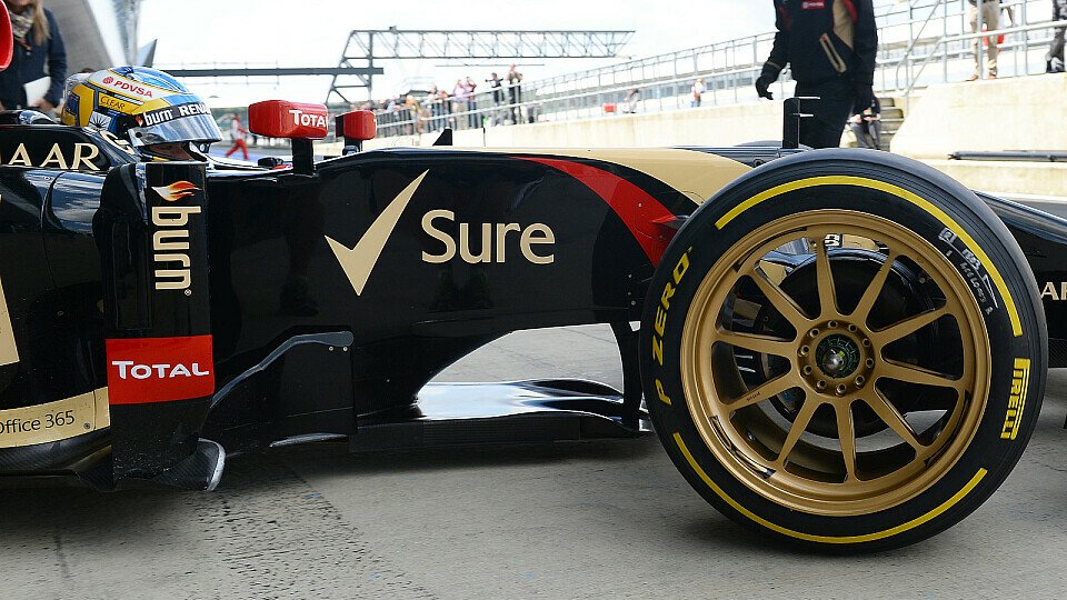Charles Pic im Lotus durfte beim Silverstone-Test als Erster die 19-Zöller fahren, Foto: Sutton