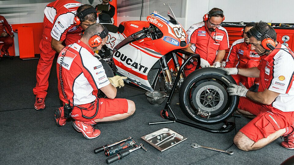Bei Ducati versucht man alles, um dem Motorrad Herr zu werden, Foto: Motorsport-Magazin.com/Simninja