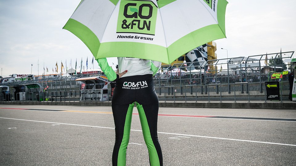 Brauchen die Grid Girls ihre Schirme am Sonntag selbst?, Foto: Motorsport-Magazin.com/Simninja
