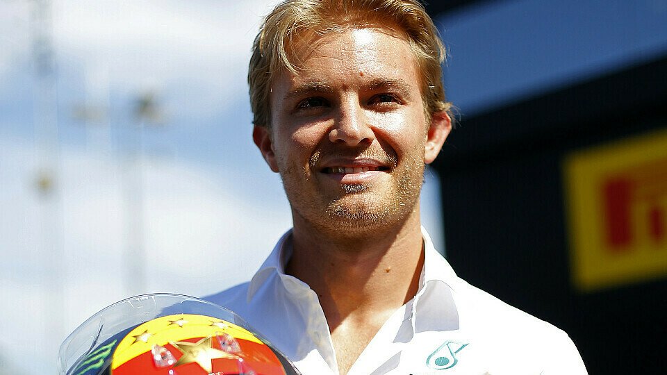 Nico Rosberg und die FIFA-konforme Version seines Helms, Foto: Sutton