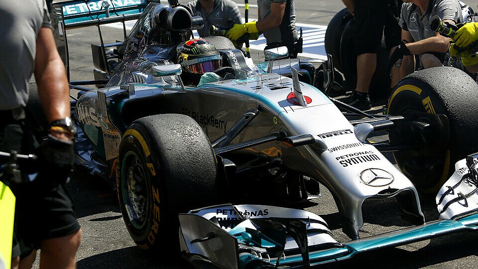Nico Rosberg musste sich an der Box kurz anstellen, Foto: Sutton