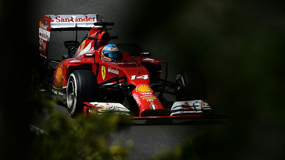 Fernando Alonso kämpft gegen sein eigenes Auto, Foto: Sutton