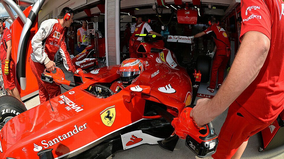 Kimi Räikkönen musste gegen seinen Willen in der Ferrari-Box verharren, Foto: Sutton