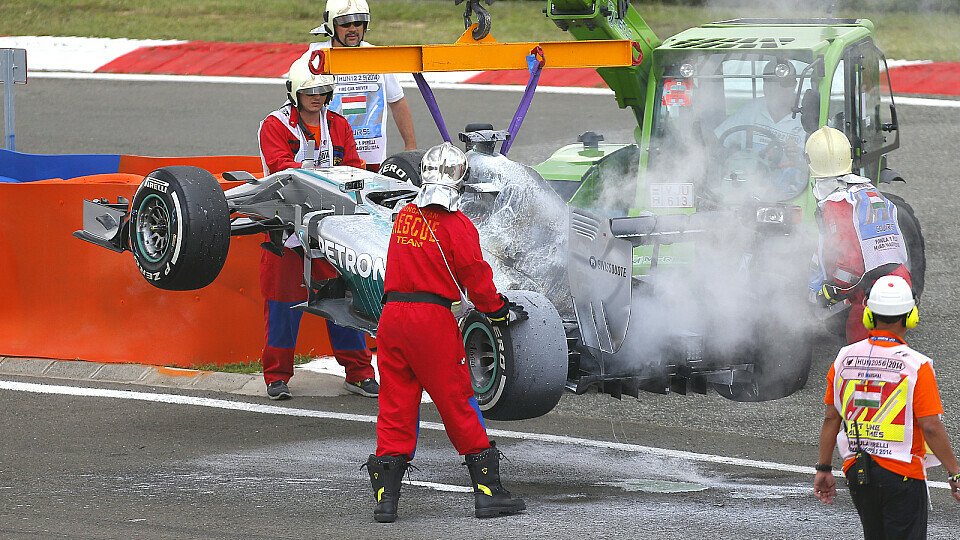 Hier geht Lewis Hamiltons Silberpfeil in Flammen auf, Foto: Sutton